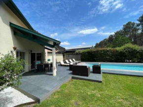Villa familiale 8 personnes, piscine chauffée à 10 kms de la mer